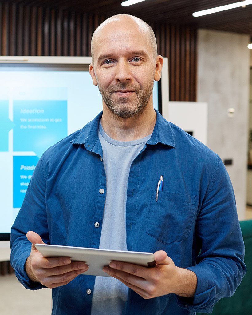 modern bald manager pmvswnf.jpg